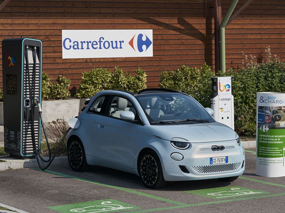La tua Nuova 500 si ricarica mentre fai shopping da Carrefour